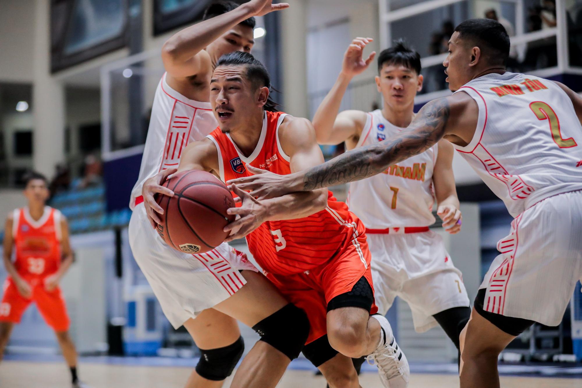 Trận đấu giữa ĐT bóng rổ Việt Nam - Danang Dragons là màn đấu trí căng thẳng